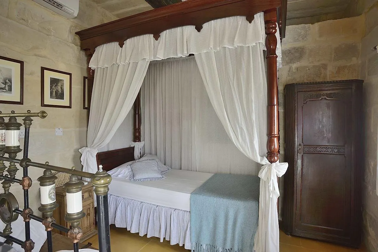 The Burrow Guest House Tarxien 2*,  Malta